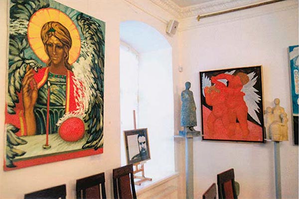 Слева: живопись Маргариты Сюриной, справа: скульптура и живопись Маргариты Юрковой